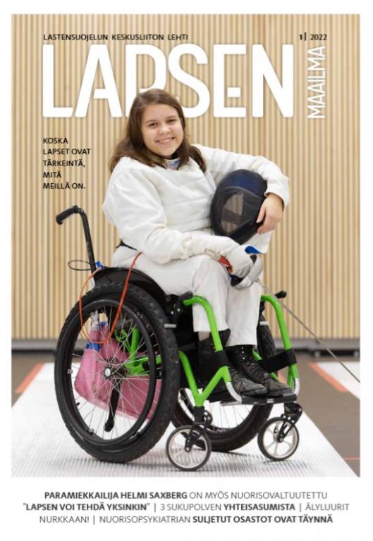 Lapsen Maailman 1/2022 kansikuva, jossa on miekkailuasuun pukeutunut tyttö pyörätuolissa.