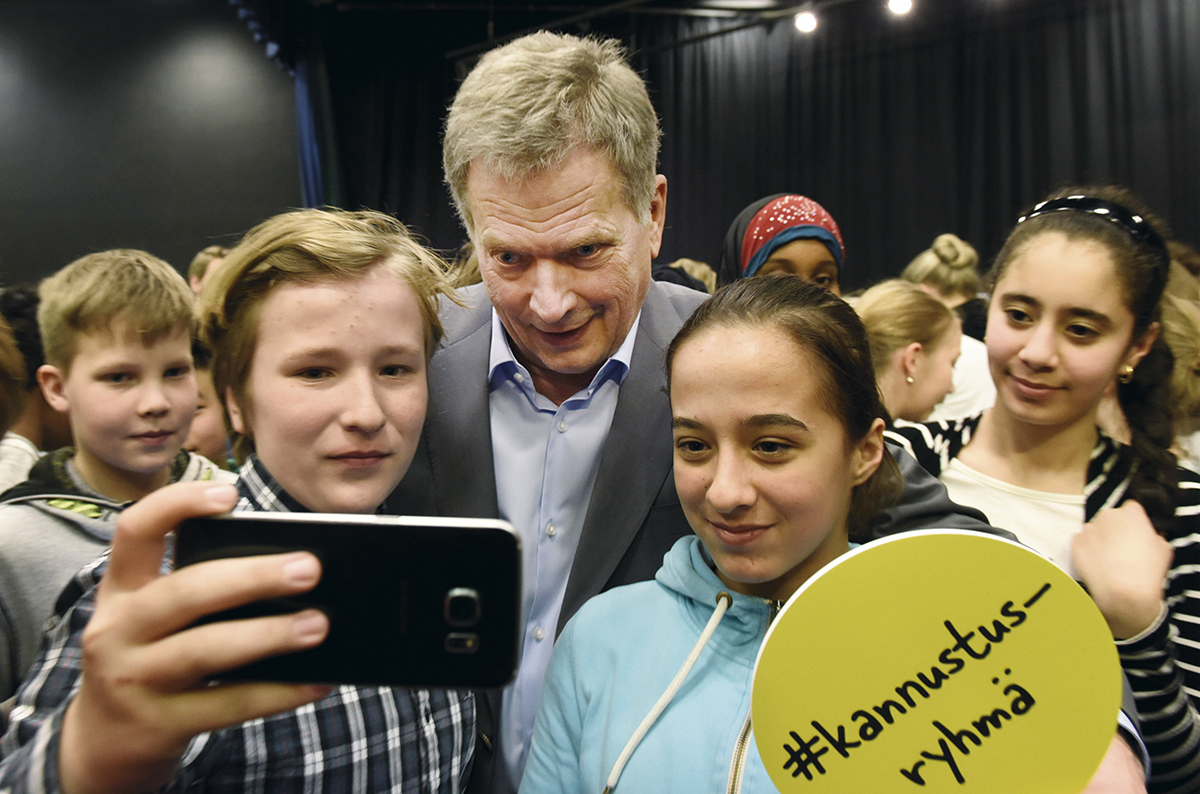 LM12_17_Presidentti Niinisto, Diandra ja Robin kaynnistivat kannustusryhma -kampanjan kiusaamisen vahentamiseksi.