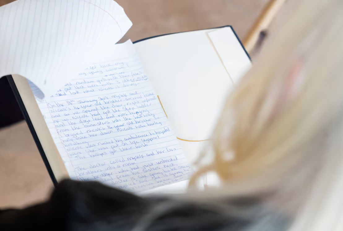 Lähikuva käsin kirjoitetusta tekstistä