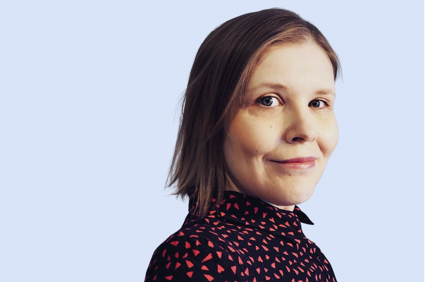 Sinisellä taustalla syvättynä Tanja Mäkelän kuva.