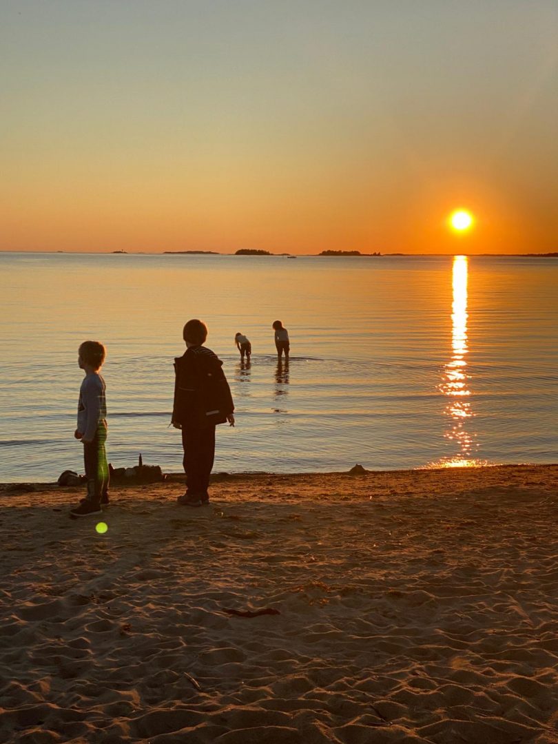 Lapset rannalla auringonlaskun aikaan. (Kuva Ilkka Ketola)