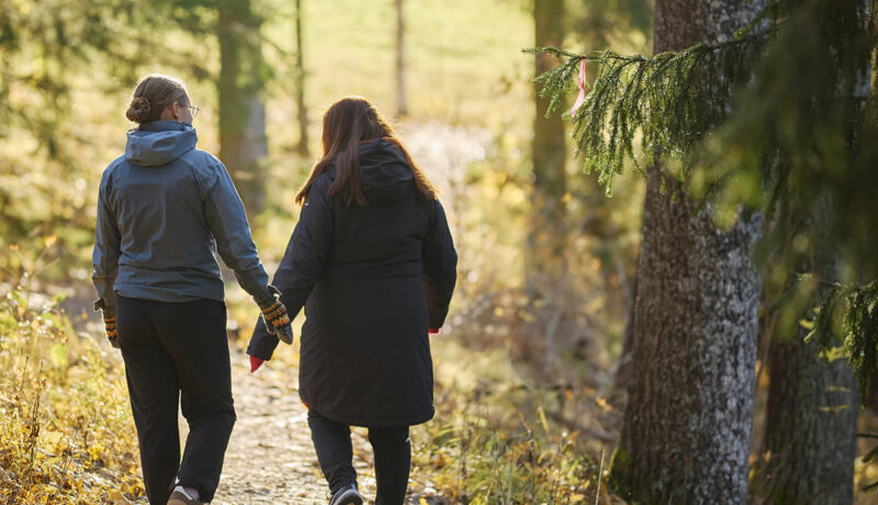 Mitä tapahtuu yhteydenpidolle, kun sijaishuolto päättyy?  – Vilmalle ja Sannalle perheside on tunnetta, ei biologiaa