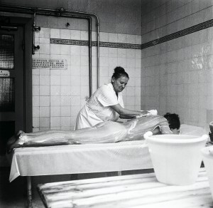 Pesijä työssään Löyly Oy:n saunassa Helsingissä 1970. Kuva Kari Hakli, Helsingin kaupunginmuseo