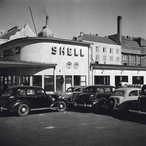 Shellin huoltoasema Helsingin keskustassa 1930-luvun lopulla