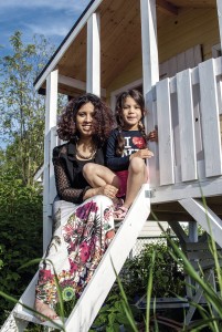 Priyanka Sood muutti miehensä kanssa Intiasta Suomeen 2009 odottaessaan Enya-tytärtään.