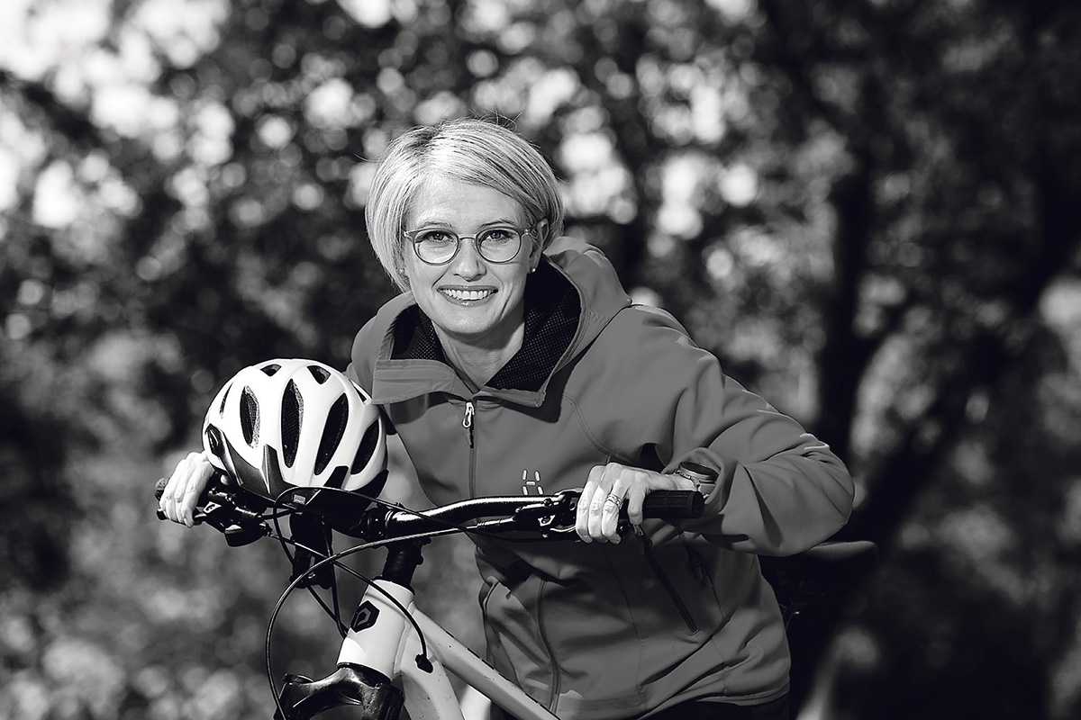 Ulla Siimes pyörän selässä.