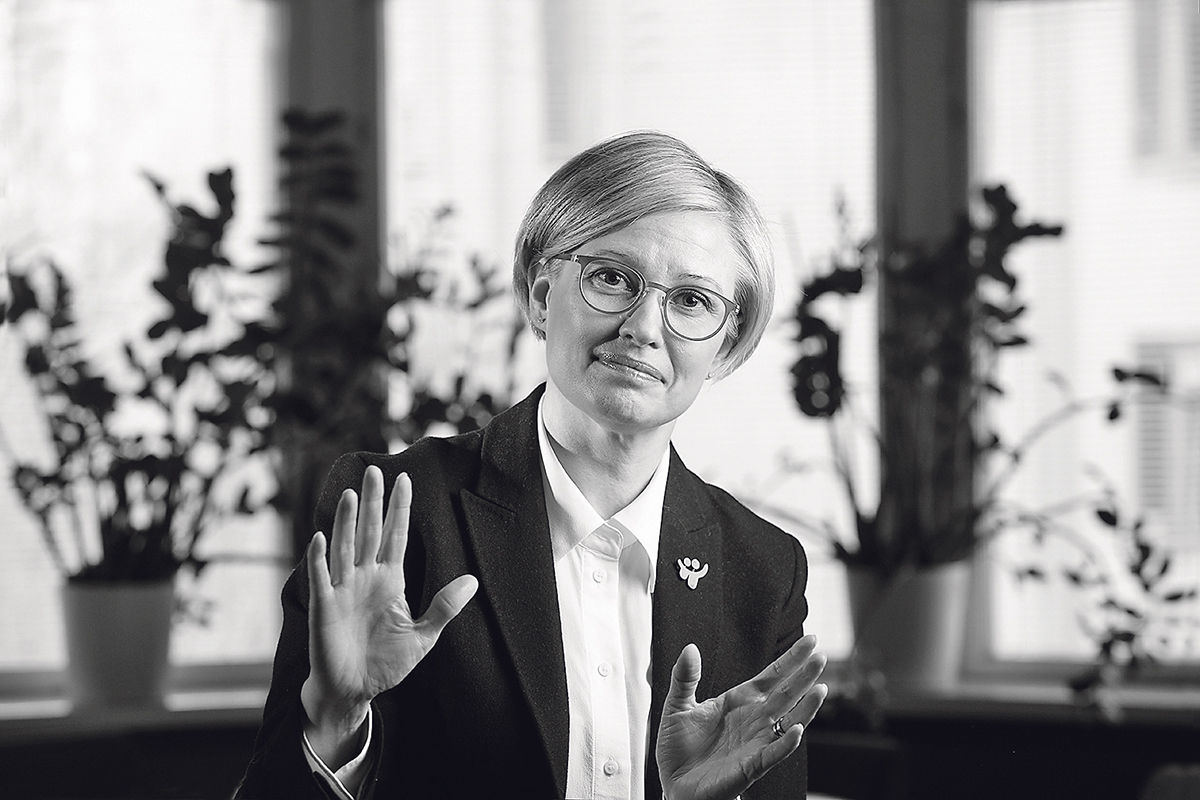 Ulla Siimes mustavalkokuvassa.