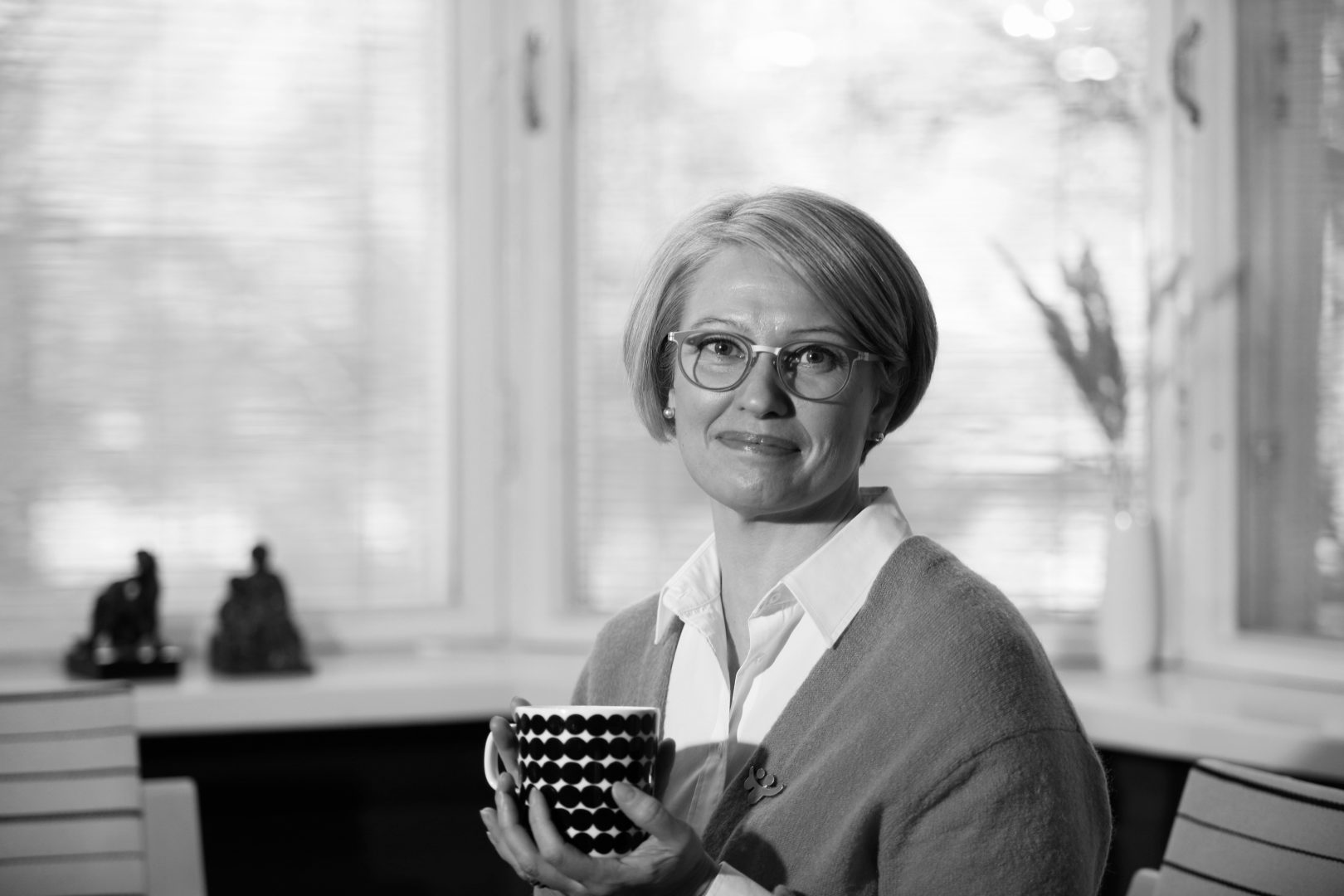 Ulla Siimes kahvikuppi kädessään.