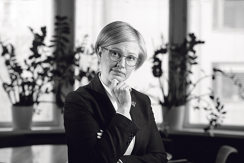 Ulla Siimes mustavalkoisessa kuvassa.