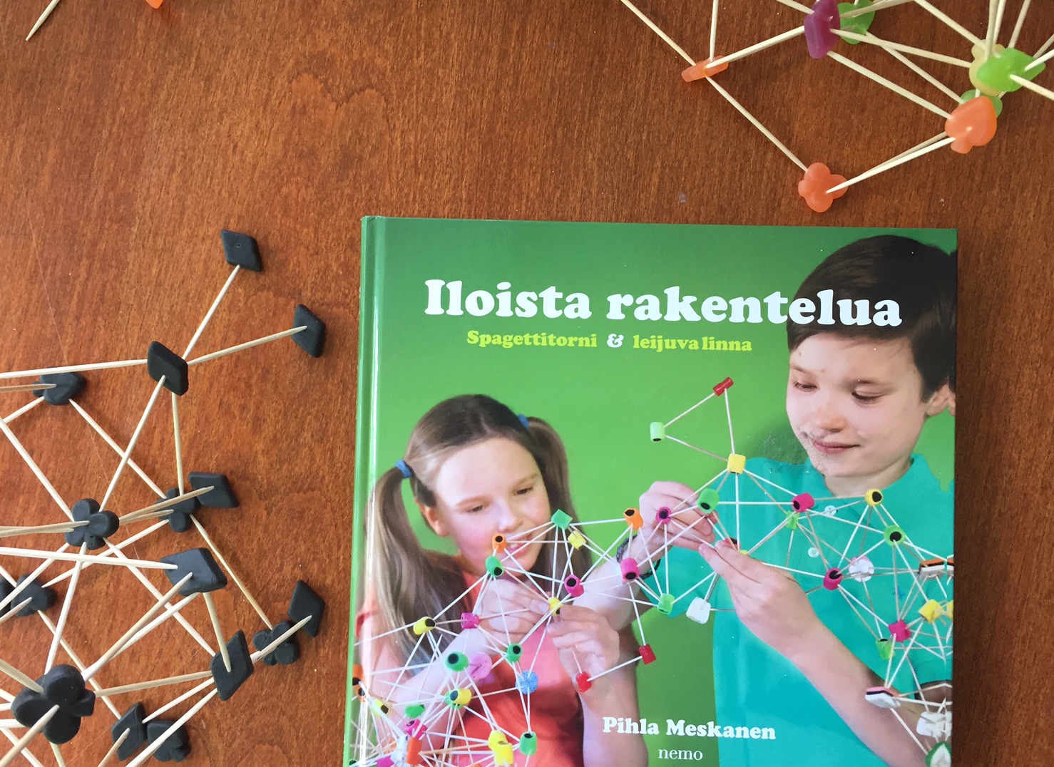 Sadepäivän rakenteluhetki - Lapsen Maailma