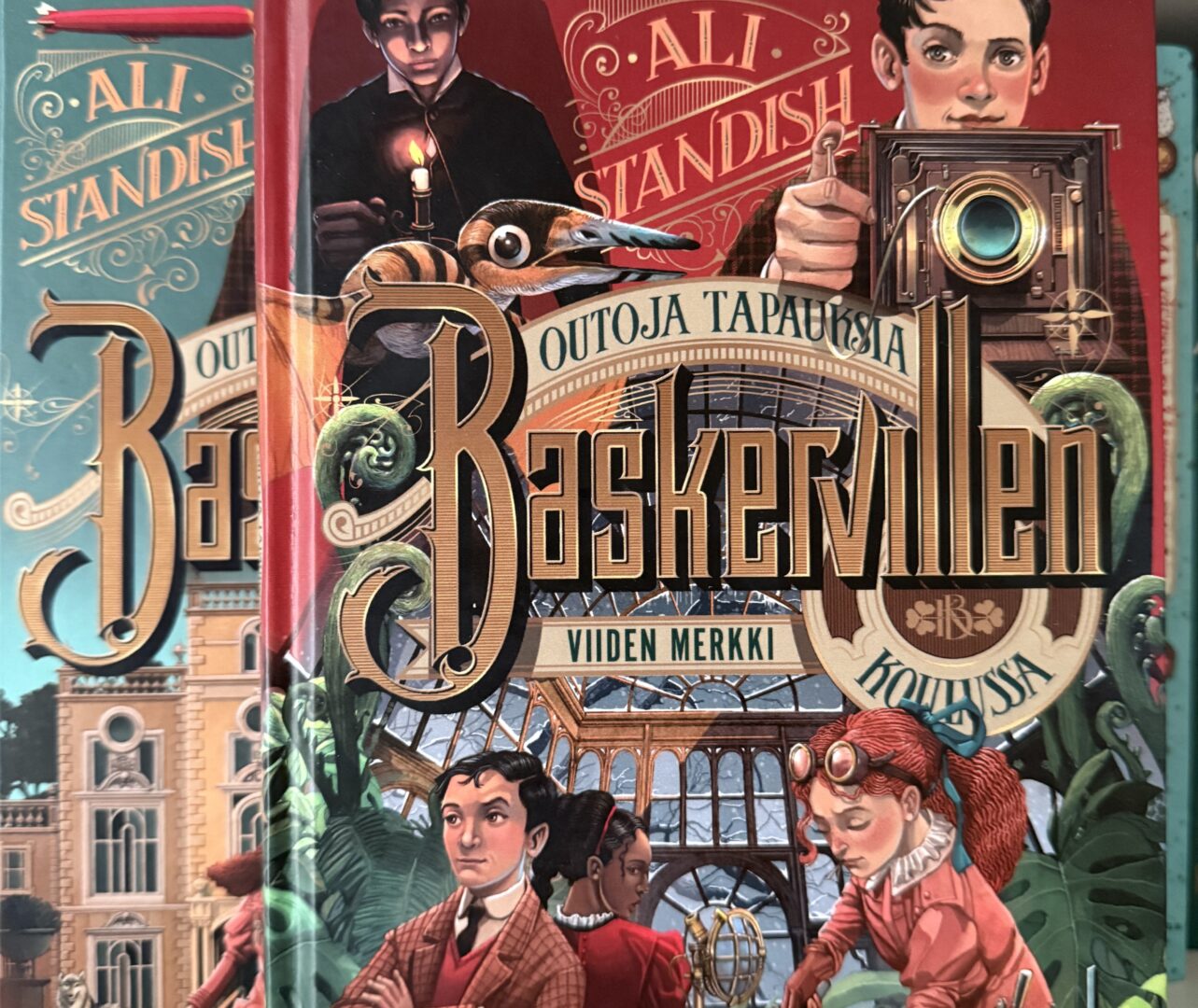 Kuvassa kaksi Baskervillen-kirjasarjan kirjaa.