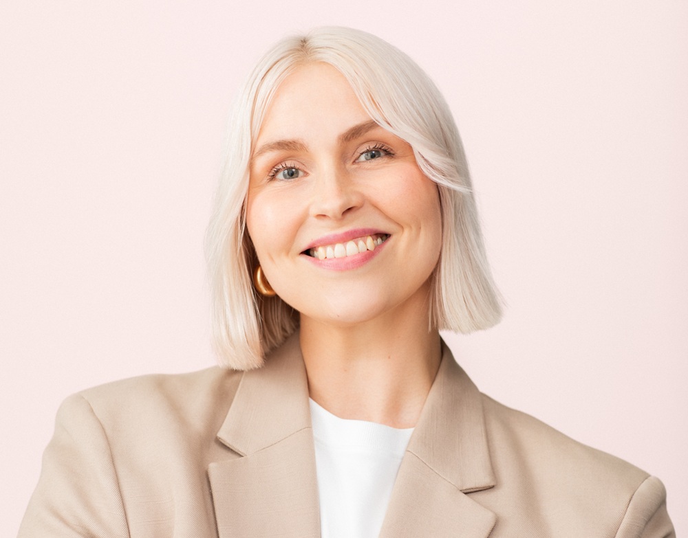 kasvokuva hymyilevästä Essi Hellenistä