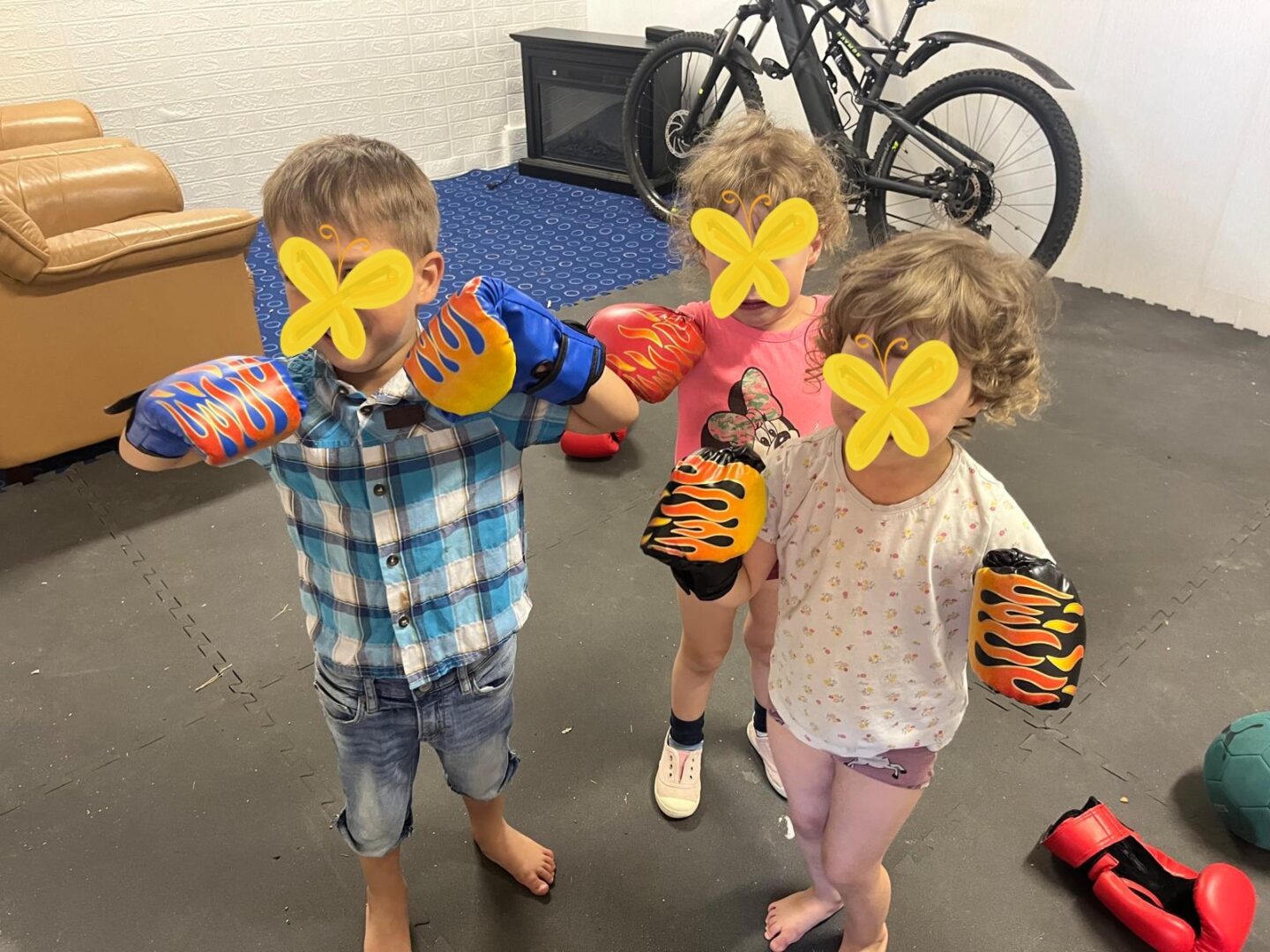 Kolmoset nyrkkeilyhanskat käsissään.