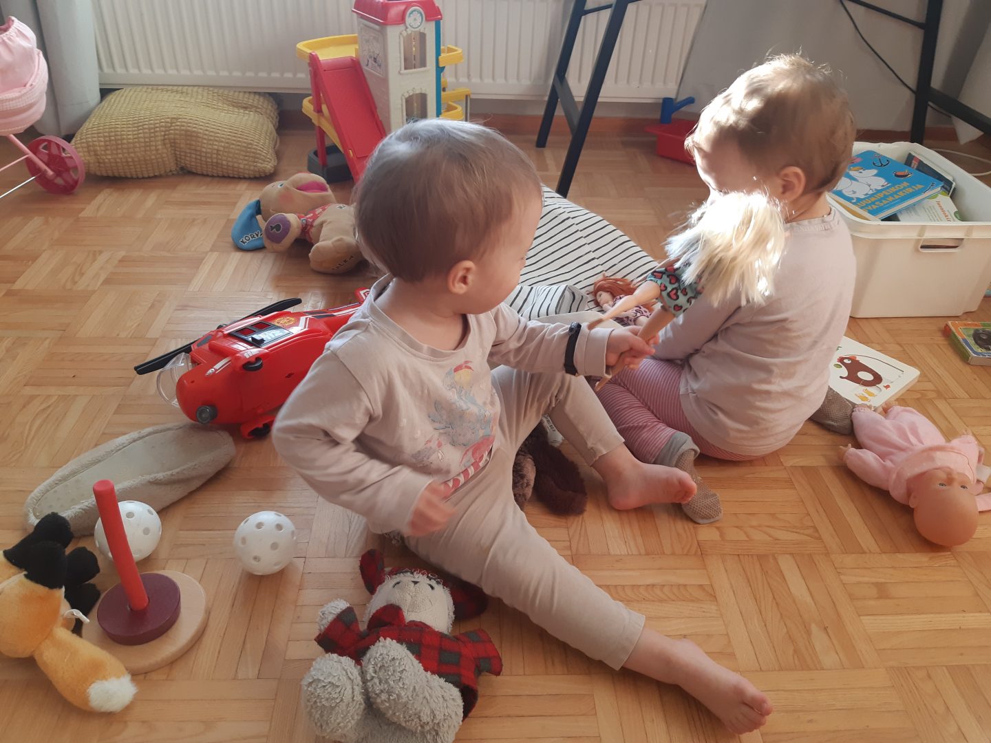 Kaksi lasta leikkimässä.