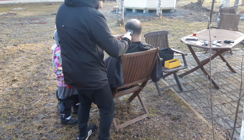 Monikulttuurisen perheen puolia: tiistai-illan pop up -parturi pihalla!