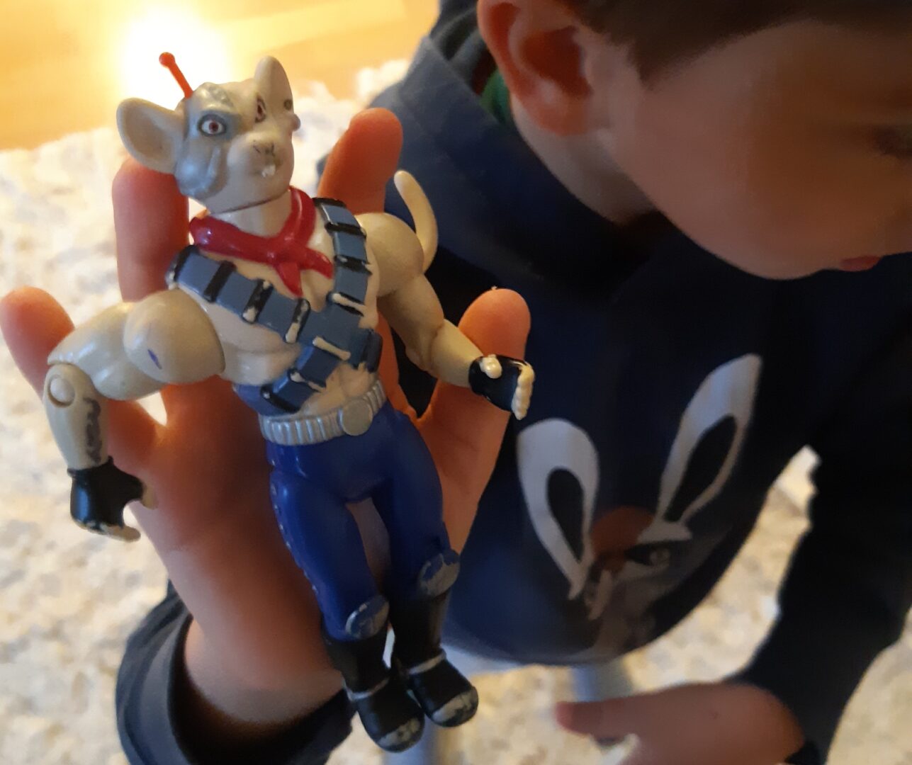 Lapsi pitää Prätkähiiri-lelua.