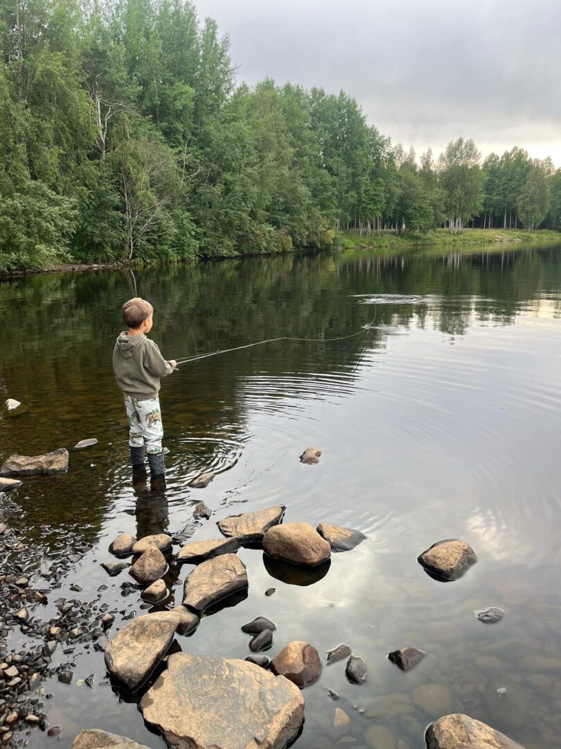 Lapsi kalastamassa.