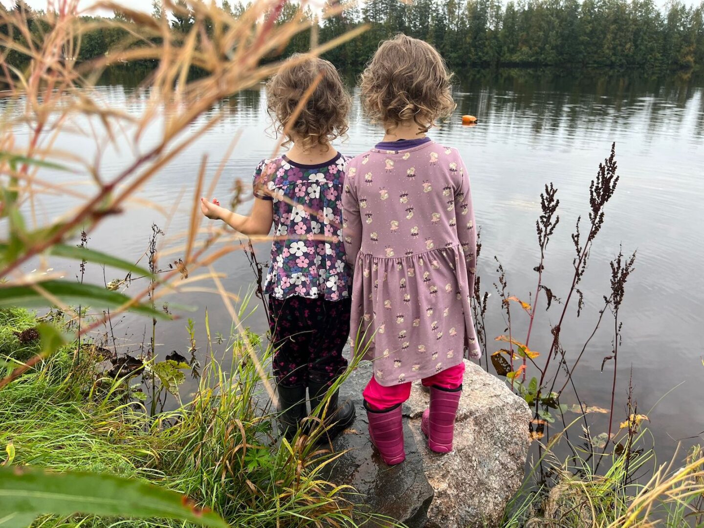 Kaksi lasta rantakivellä.
