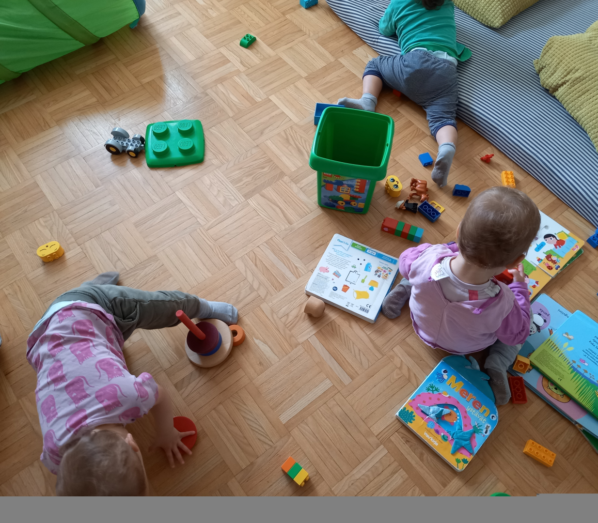 Kolme lasta dubloläjän keskellä.
