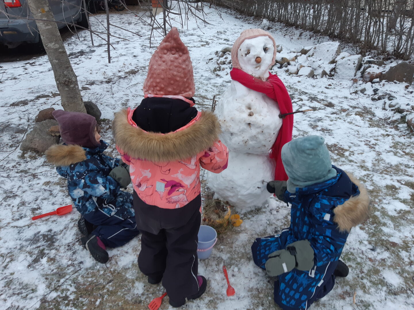 Kolmoset ja lumiukko.