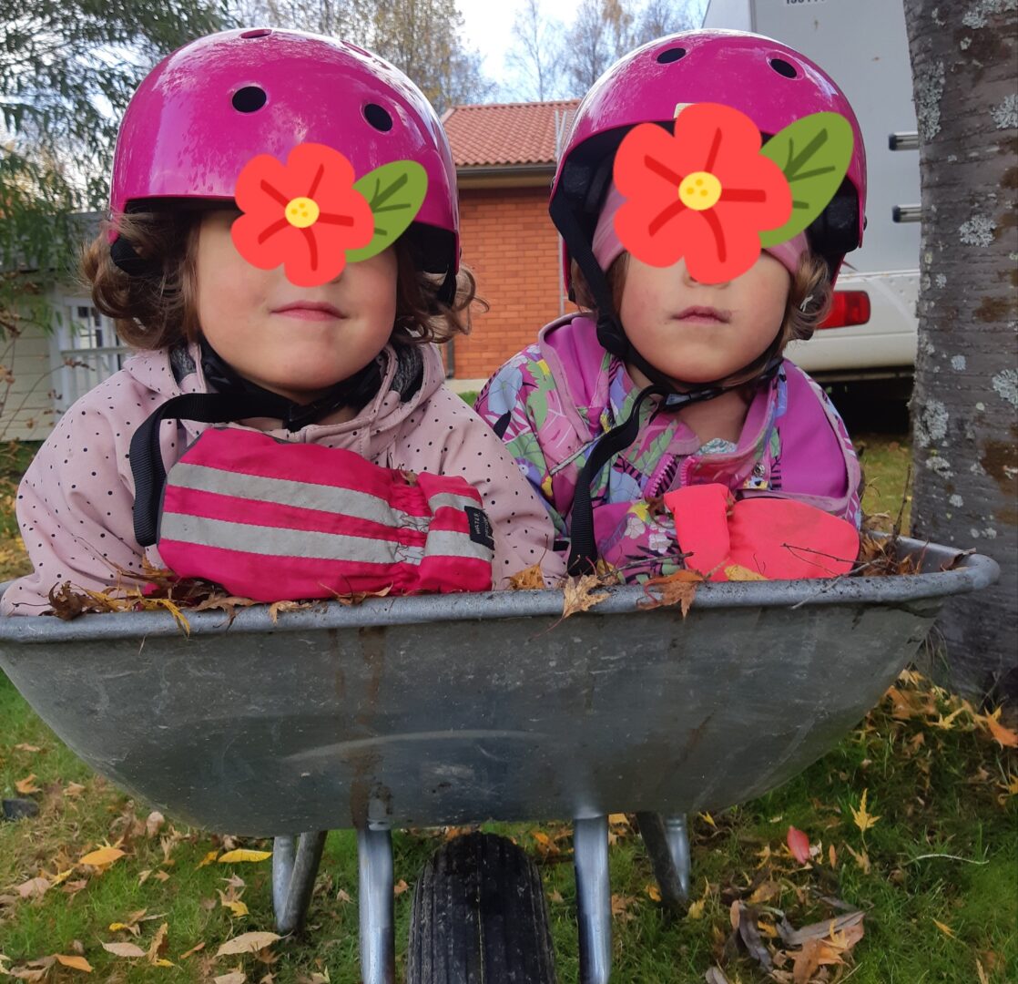 Neidit A ja B tauottamassa pihahommia. Kuva: Kirjoittaja