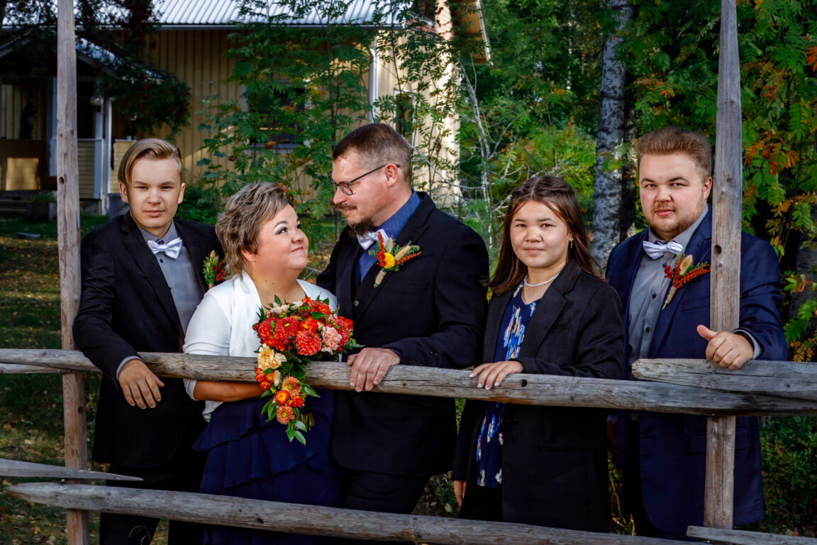 Kuva perheestä, jossa on vanhempien lisäksi kolme nuorta aikuista.