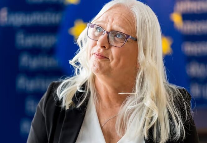 Tyttären itsemurha teki Jackie Foxista aktivistin: ”Kiusaajien pitää kantaa seuraukset”