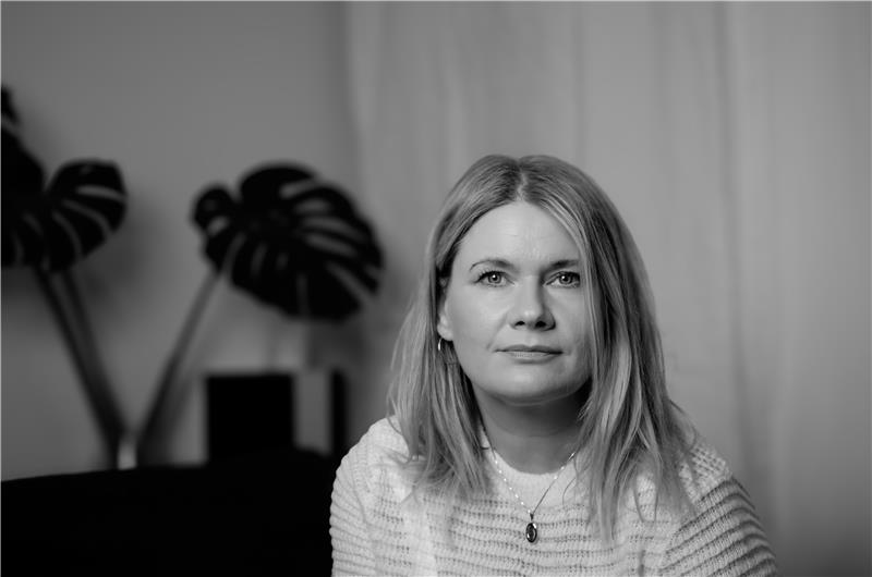 Mustavalkoinen puolikuva Juuli Hurskaisesta