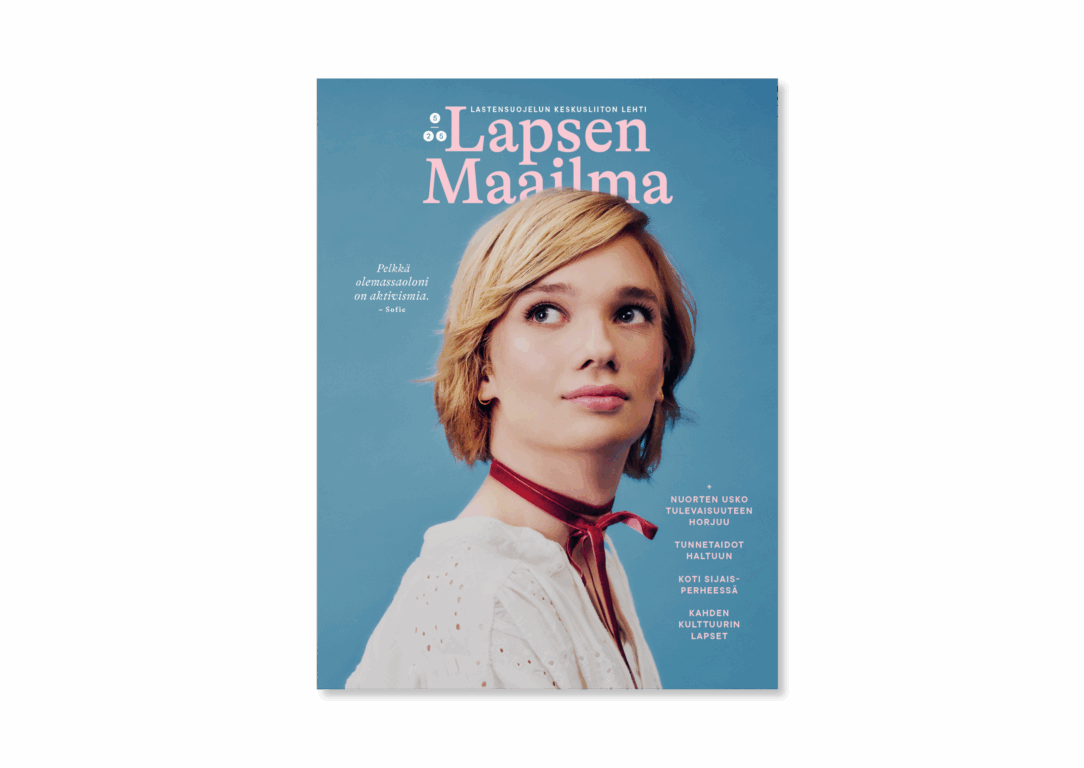 Lapsen Maailma 5/26 kansi, jossa turkoosilla taustalla teini-ikäinen nuori.