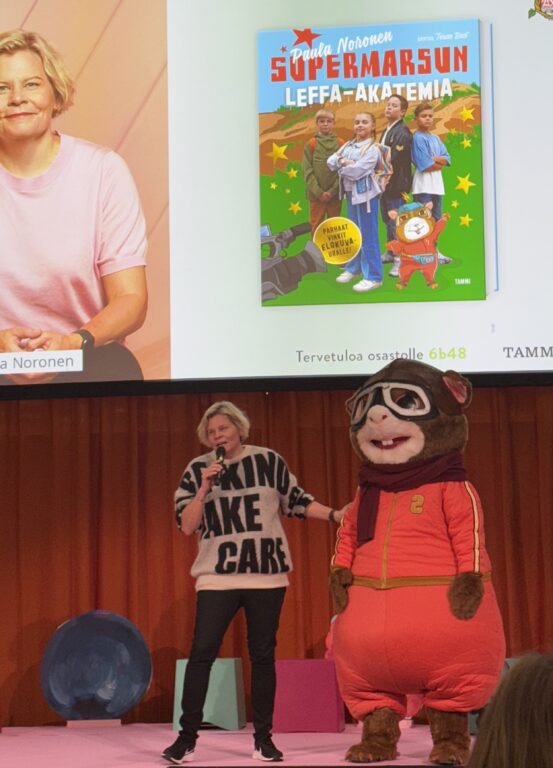 Paula Noronen ja Supermarsu Kirjamessujen lavalla. 
