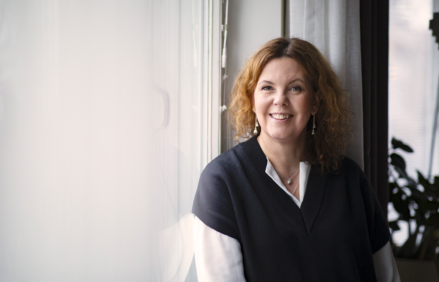 Oona Ylönen vaalea taustaa vasten.