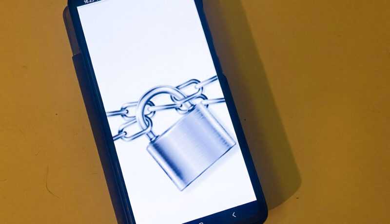 Sosiaalinen media kiellettäneen lapsilta Suomessakin, mutta tietääkö kukaan mitä oikein kielletään ja miten se tehdään