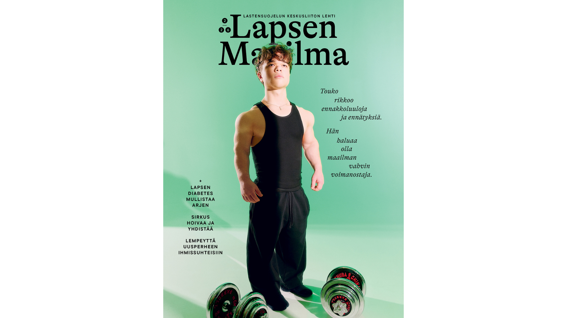 Lyhytkasvuinen nuori mies seisoo studiossa. Lattialla on isot käsipainot. Lapsen Maailman kansi toukokuu 2026.