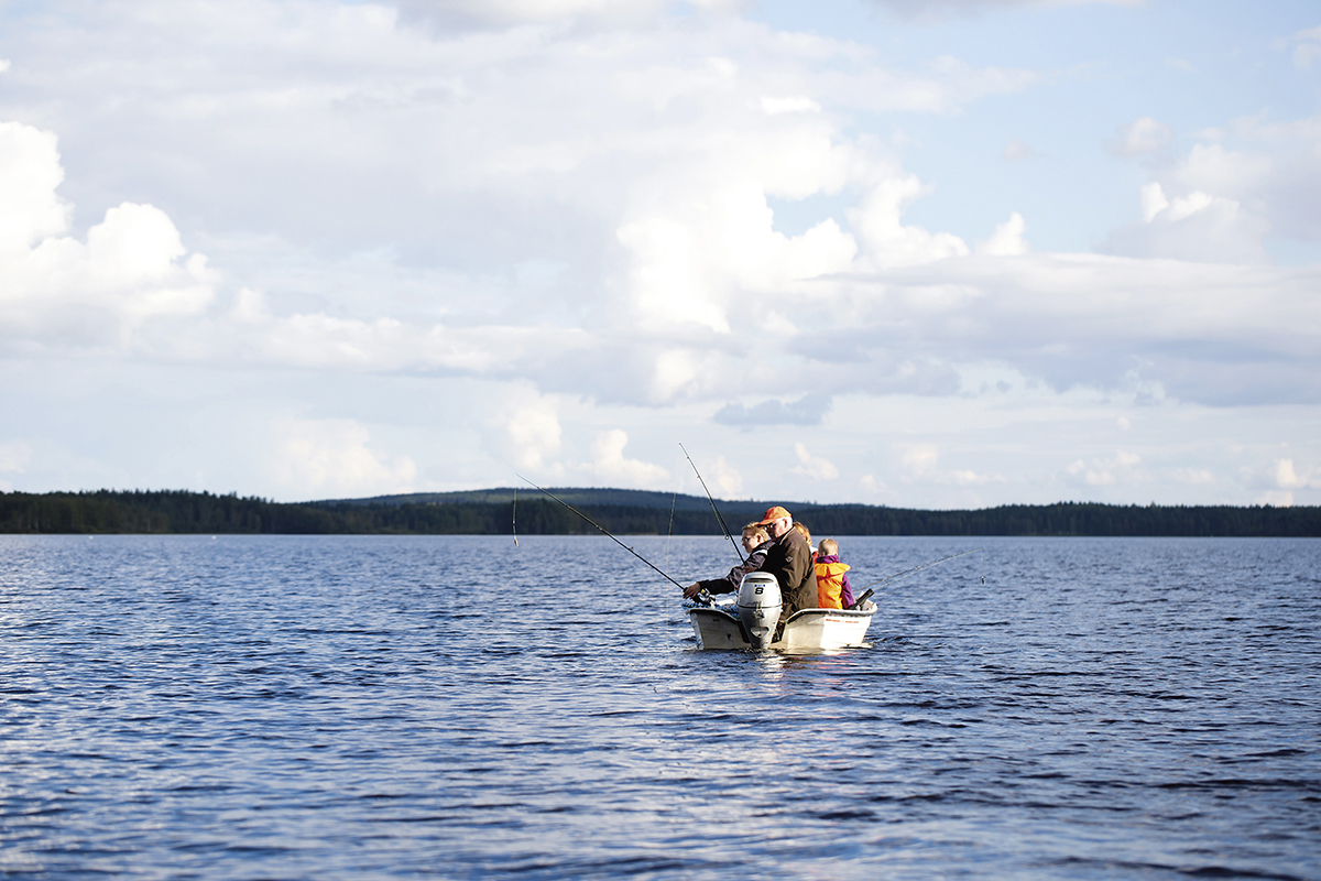 Pölkit eivät lannistu, vaikka saalis jäisi vähäiseksi. Pelkkä yhdessäolo järvellä tuottaa paljon iloa.